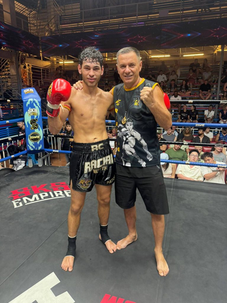 Muay Thai: Explozie de Forță la Bangla Stadium! Albert Iancu și Matei Mareș Strălucesc în Thailanda sub Comanda Maestrului Florin Mînă!
