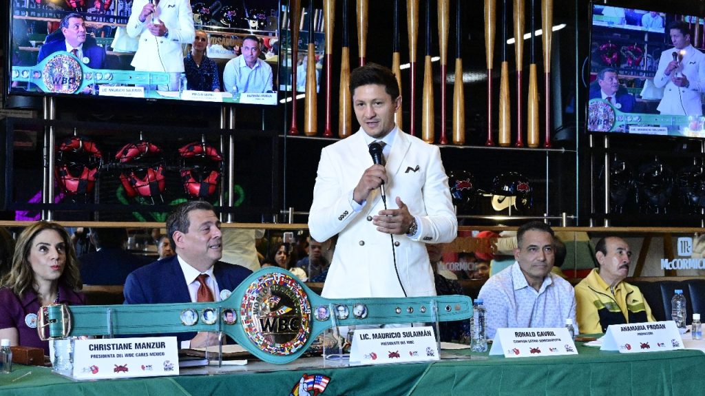 Ronald Gavril, box românesc București, WBC Green and Gold, luptător român profesionist, centură mondială box